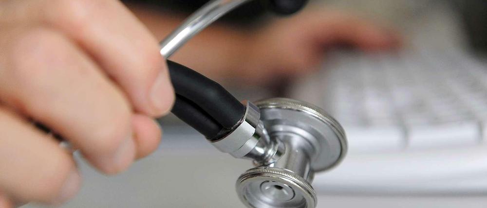 Dienste von mehr als 48 Stunden in der Woche seien bei Klinikärzten üblich: Der Marburger Bund erhebt schwere Vorwürfe gegen die Krankenhausbetreiber.