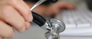 Dienste von mehr als 48 Stunden in der Woche seien bei Klinikärzten üblich: Der Marburger Bund erhebt schwere Vorwürfe gegen die Krankenhausbetreiber.