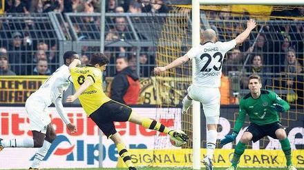 Wieder zur Stelle. Robert Lewandowski durfte nach seiner Rotsperre wieder spielen und erzielte prompt zwei Treffer gegen Hannover.