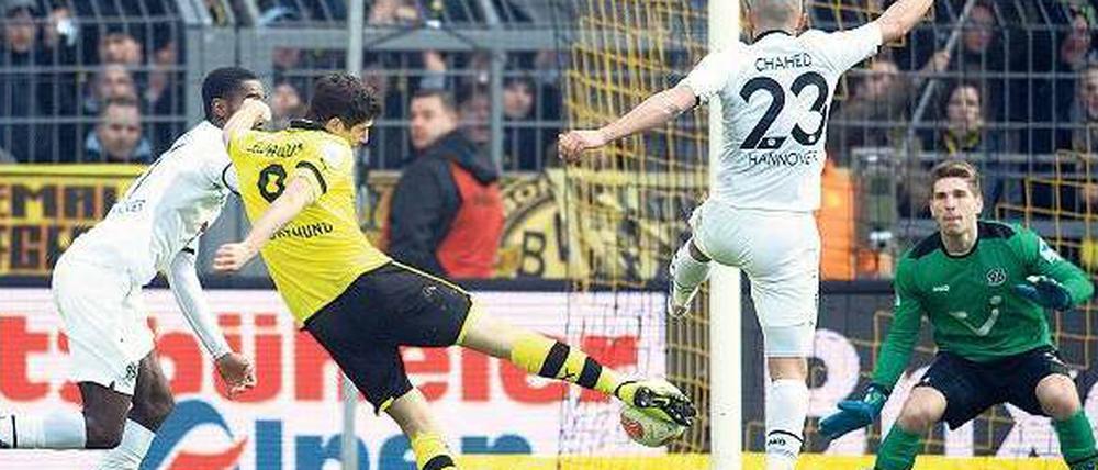 Wieder zur Stelle. Robert Lewandowski durfte nach seiner Rotsperre wieder spielen und erzielte prompt zwei Treffer gegen Hannover.
