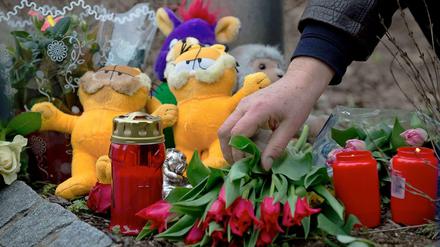 Trauernde bringen Blumen, Stofftiere und Lichter an den Ort der Tragödie in Backnang, bei der eine Mutter und ihre sieben Kinder aus de Türkei ums Leben kamen.