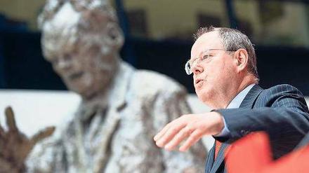 Brandts Nachfolger? Peer Steinbrück will Kanzler werden. „Es geht darum, wie halten wir diesen Laden zusammen“, sagte er zum Ziel seiner Regierungspolitik. Foto: dpa
