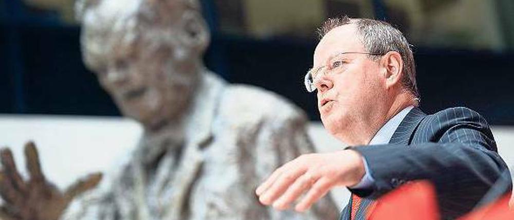 Brandts Nachfolger? Peer Steinbrück will Kanzler werden. „Es geht darum, wie halten wir diesen Laden zusammen“, sagte er zum Ziel seiner Regierungspolitik. Foto: dpa
