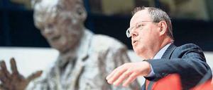 Brandts Nachfolger? Peer Steinbrück will Kanzler werden. „Es geht darum, wie halten wir diesen Laden zusammen“, sagte er zum Ziel seiner Regierungspolitik. Foto: dpa