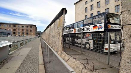 An der Niederkirchnerstraße ist die Originalmauer weitgehend noch erhalten. Die Schäden stammen aus der Wendezeit.