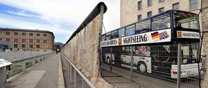 An der Niederkirchnerstraße ist die Originalmauer weitgehend noch erhalten. Die Schäden stammen aus der Wendezeit.