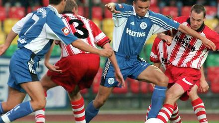 Verdammt lang her: Schalkes Martin Max (2. v. r.) vom FC Schalke 04 setzt sich in der ersten Runde des DFB-Pokals 1998/99 im Berliner Friedrich-Ludwig-Jahn-Stadion gegen die Lichterfelder Spieler Oliver Fahrentholz (3) und Lars Dießel (r.) durch. Links startet der Schalker Michael Goossens. Am Ende gewinnt der FC Schalke 04 mit 6:0 gegen den VfB Lichterfelde, der heute Lichterfelder FC heißt.