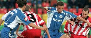 Verdammt lang her: Schalkes Martin Max (2. v. r.) vom FC Schalke 04 setzt sich in der ersten Runde des DFB-Pokals 1998/99 im Berliner Friedrich-Ludwig-Jahn-Stadion gegen die Lichterfelder Spieler Oliver Fahrentholz (3) und Lars Dießel (r.) durch. Links startet der Schalker Michael Goossens. Am Ende gewinnt der FC Schalke 04 mit 6:0 gegen den VfB Lichterfelde, der heute Lichterfelder FC heißt.