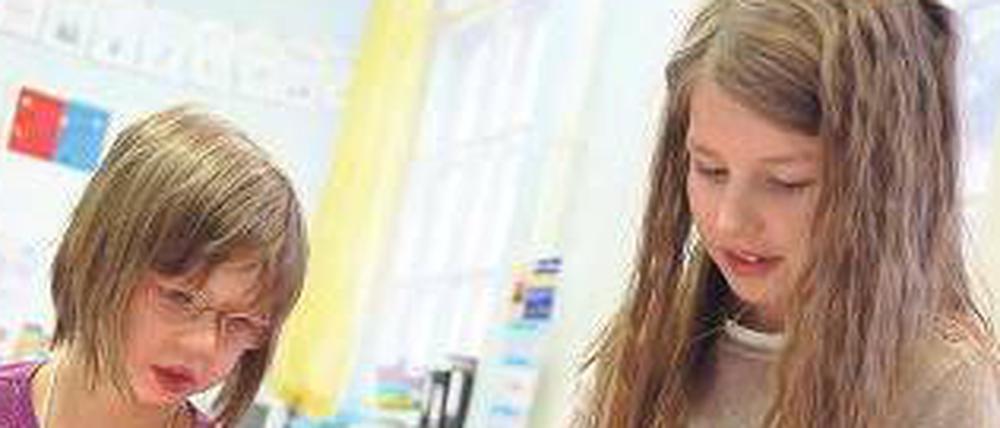 Den Übergang erleichtern – darum geht es beim alljährlichen Schnuppertag der Weddinger Erika-Mann-Grundschule. Alle künftigen Erstklässler werden eingeladen, damit sie sich frühzeitig auf ihre neue Umgebung einstellen können. Paten aus den oberen Klassen erleichtern ihnen das Eingewöhnen. Patin Frida (rechts) hilft der sechsjährigen Charleen beim Basteln und ist auch beim anschließenden Sprachtest dabei.