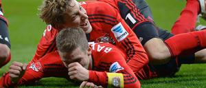 Die beiden Torschützen Stefan Kießling und Lars Bender im Jubel vereint.
