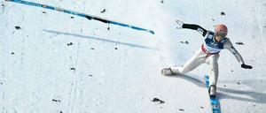Neue Sportart: Ein-Ski-Springen. Manuel Fettner beweist die gute österreichische Grundausbildung im Skifahren. Foto: dpa