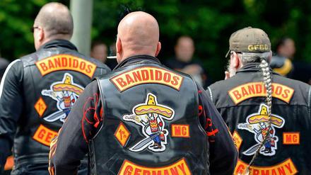 Seit Donnerstag müssen sich zwei mutmaßliche Bandidos wegen bandenmäßigem Drogenhandel in rund 500 Fällen vor einem Berliner Gericht verantworten.
