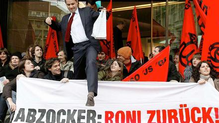 Schon lange fordern Schweizer die Deckelung von Managergehältern. Hier auf einer Demo in Zurück im Jahr 2008.