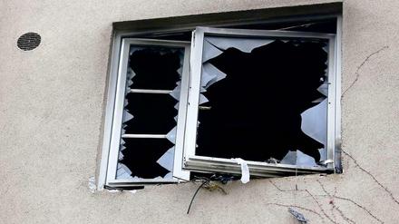 Ein durch die Explosion zerstörtes Fenster.