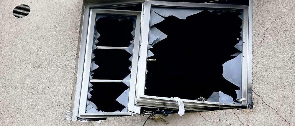 Ein durch die Explosion zerstörtes Fenster.