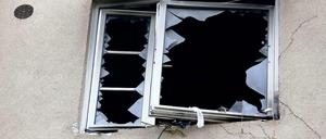 Ein durch die Explosion zerstörtes Fenster.