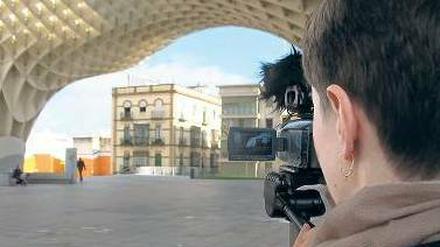 Extravagant. Szene aus dem Film „Plaza de la Encarnación“ über einen futuristischen Sonnenschirm im spanischen Sevilla. 