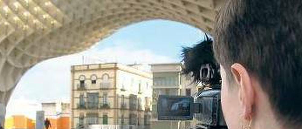 Extravagant. Szene aus dem Film „Plaza de la Encarnación“ über einen futuristischen Sonnenschirm im spanischen Sevilla. 