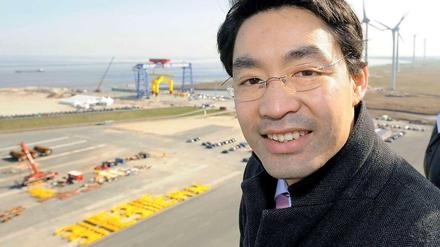 Wirtschaftsminister Philipp Rösler (FDP) hält nicht allzu viel von Erneuerbaren Energien. Aber wenn schon, dann wenigstens die großindustrielle Variante. Das Foto zeigt ihn bei der Einweihung des Cuxhavener Offshore-Hafens. Von dort aus sollen die riesigen Windräder verladen werden, um im Meer aufgestellt zu werden. 