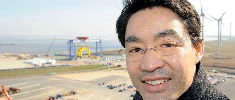 Wirtschaftsminister Philipp Rösler (FDP) hält nicht allzu viel von Erneuerbaren Energien. Aber wenn schon, dann wenigstens die großindustrielle Variante. Das Foto zeigt ihn bei der Einweihung des Cuxhavener Offshore-Hafens. Von dort aus sollen die riesigen Windräder verladen werden, um im Meer aufgestellt zu werden. 