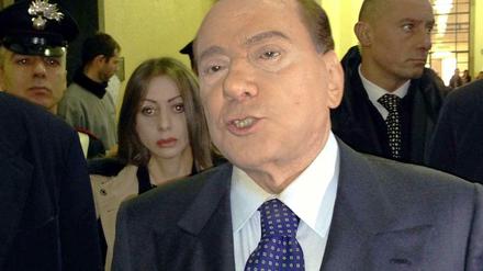 Silvio Berlusconi nach einer Anhörung am 1. März. Jetzt wurde der Ex-Regierungschef von einem Gericht in Mailand zu einem Jahr Haft verurteilt.