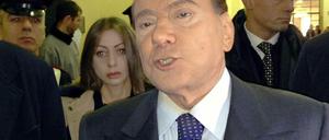 Silvio Berlusconi nach einer Anhörung am 1. März. Jetzt wurde der Ex-Regierungschef von einem Gericht in Mailand zu einem Jahr Haft verurteilt.