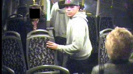 Dieser junge Mann wird von der Polizei als Tatverdächtiger gesucht.