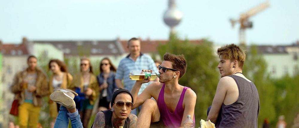 Berliner Lässigkeit: Entspannen im sommerlichen Mauerpark.