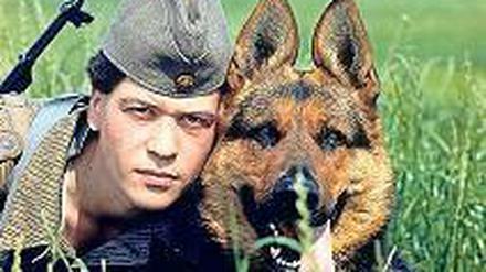 „Laaaangweilig!“ Grenzhund Bello von der NVA und sein Dienstherrchen sind nun seit 23 Jahren arbeitslos.Foto: pa/ZB