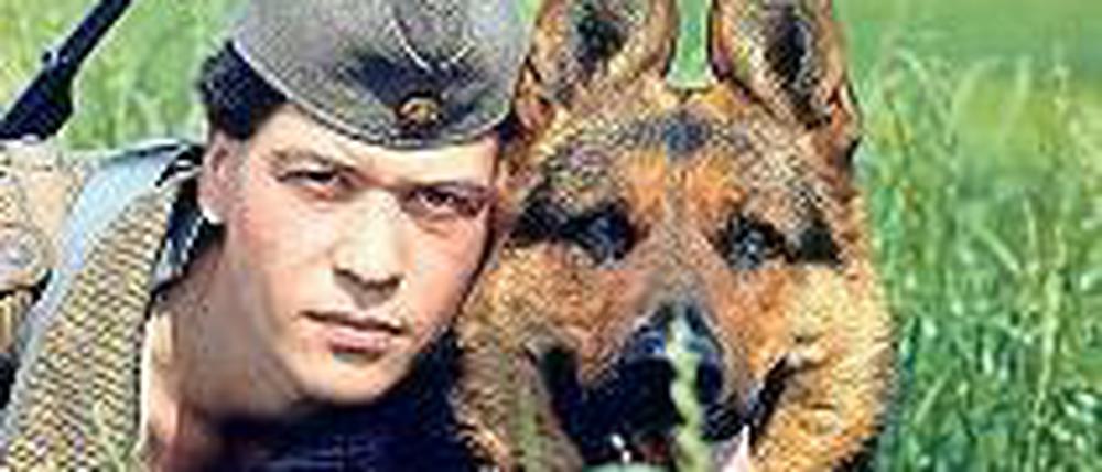 „Laaaangweilig!“ Grenzhund Bello von der NVA und sein Dienstherrchen sind nun seit 23 Jahren arbeitslos.Foto: pa/ZB