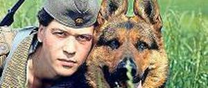 „Laaaangweilig!“ Grenzhund Bello von der NVA und sein Dienstherrchen sind nun seit 23 Jahren arbeitslos.Foto: pa/ZB