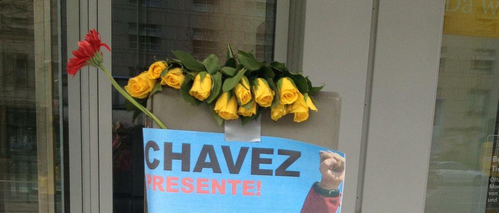"Chavez ist anwesend" steht auf dem Plakat vor der Botschaft.