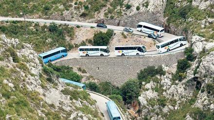 Trotz des Booms – Busschlangen wie hier bei Sa Calobra auf Mallorca wird’s auf deutschen Autobahnen wohl kaum geben.