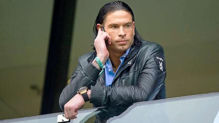 Nach Hause telefonieren. Tim Wiese hat jetzt noch mehr Zeit für die Familie.