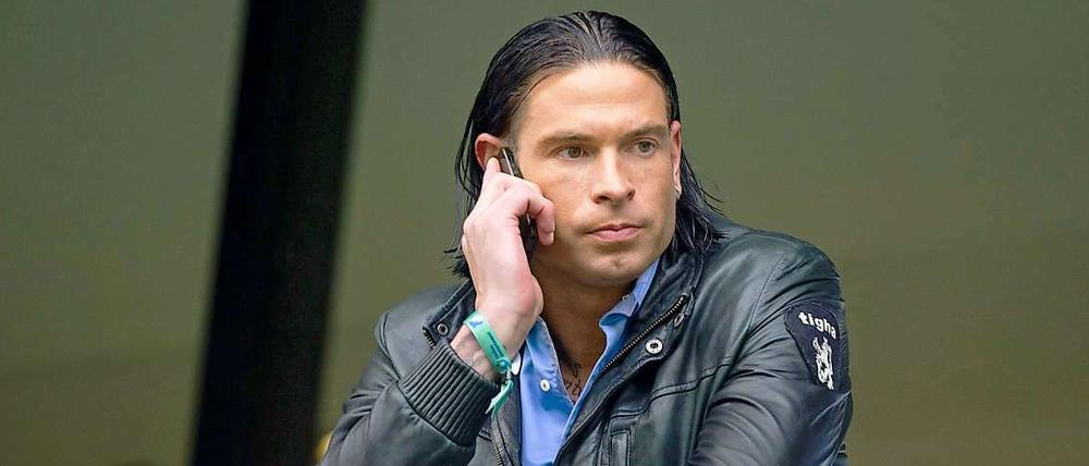 Nach Hause telefonieren. Tim Wiese hat jetzt noch mehr Zeit für die Familie.