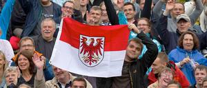 Kollektives Schmunzeln: Fans halten bei einem Konzert des Kabarettisten Rainald Grebe. Dem Bundesland Brandenburg hat er ein eigenes Stück gewidmet. 