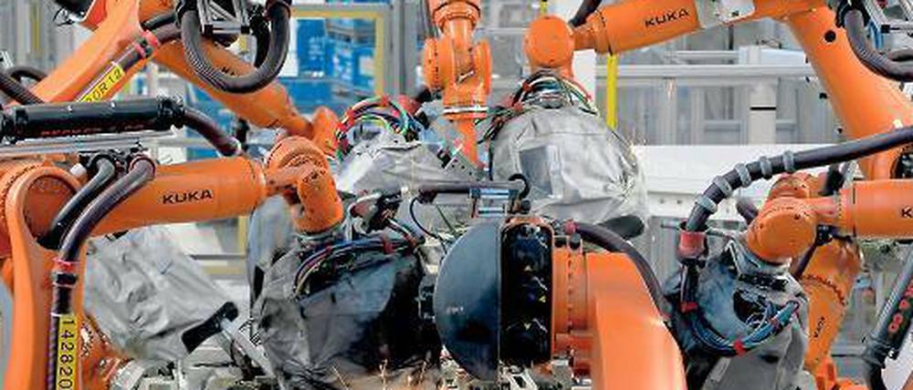 Zusammenarbeiter. In Händlers Roman entstehen im Geheimlabor kooperative Roboter. Hier deren Kollegen im Volkswagenwerk in Wolfsburg.