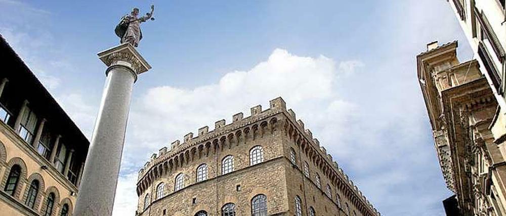 In diesem Palazzo mitten in Florenz arbeitet Signore Bertinelli. Er ist der Chef von "Ferragamo Parfums", der Palazzo Ferroni gehört der Familie Ferragamo.