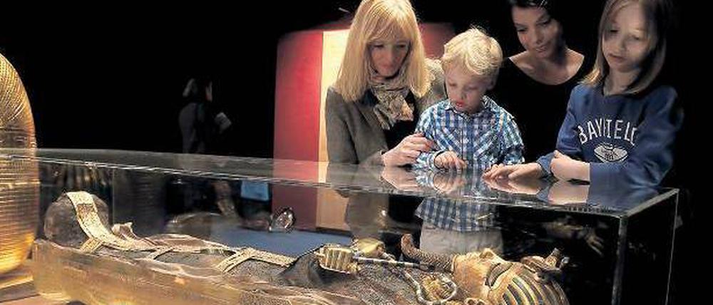 Unter Glas. Glänzende Unterhaltung bietet die Ausstellung über Pharao Tutanchamun. Fotos: Eventpress, dpa