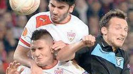 Das tat weh. Die Stuttgarter Macheda (li.), Tasci (Mi.) und der Römer Kozak. Foto: dpa