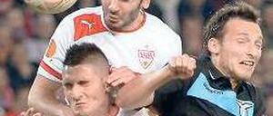 Das tat weh. Die Stuttgarter Macheda (li.), Tasci (Mi.) und der Römer Kozak. Foto: dpa
