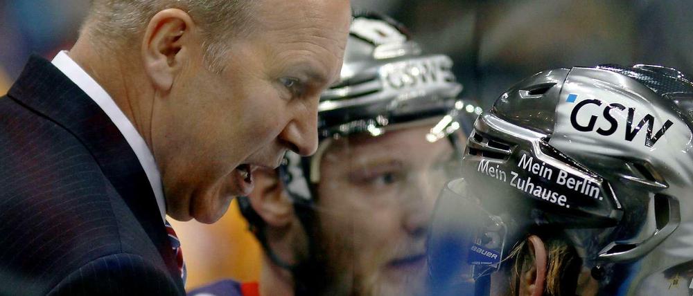 Viel Redebedarf: Eisbären-Trainer Don Jackson mit zwei seiner Spieler.