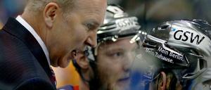 Viel Redebedarf: Eisbären-Trainer Don Jackson mit zwei seiner Spieler.