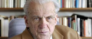 Walter Jens in seinem Haus 2003