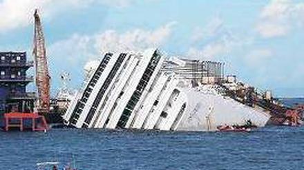 Der Havarist. Noch immer liegt die Costa Concordia vor der Insel Giglio. 