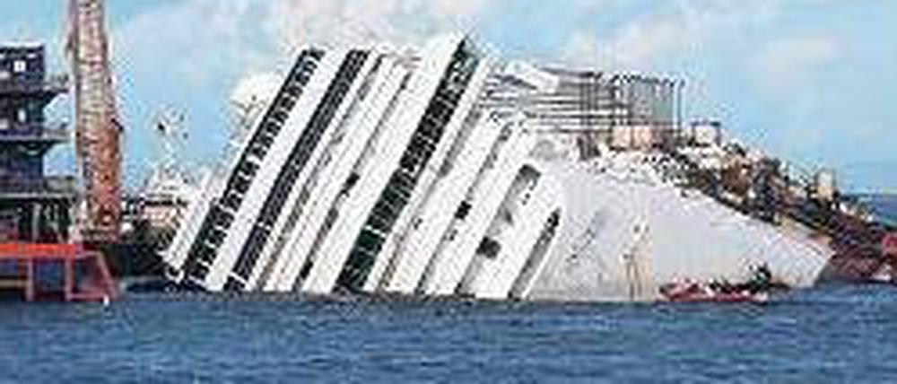 Der Havarist. Noch immer liegt die Costa Concordia vor der Insel Giglio. 