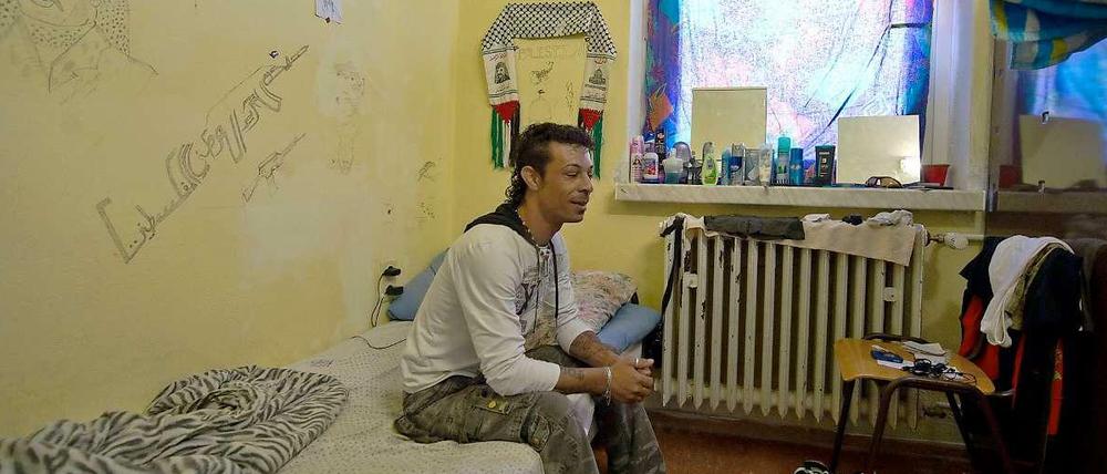 Ein Asylbewerber in seinem Zimmer im Wohnheim der Zentralen Ausländerbehörde des Landes Brandenburg in Eisenhüttenstadt.