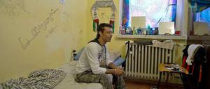 Ein Asylbewerber in seinem Zimmer im Wohnheim der Zentralen Ausländerbehörde des Landes Brandenburg in Eisenhüttenstadt.
