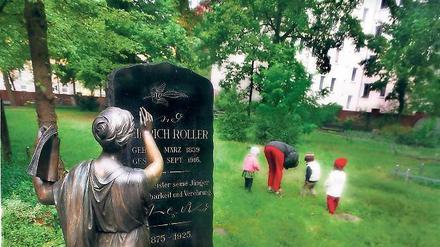 Die Steine stehen noch. Der Park befindet sich auf dem Gelände des ehemaligen St. Marien- und St. Nikolai-Friedhofs. Dort können Kinder spielen.