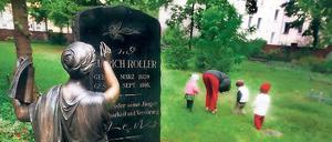 Die Steine stehen noch. Der Park befindet sich auf dem Gelände des ehemaligen St. Marien- und St. Nikolai-Friedhofs. Dort können Kinder spielen.